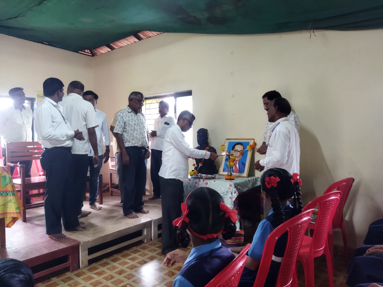 शालेय विद्यार्थ्यांसाठी वहया वाटपाचे उपक्रम